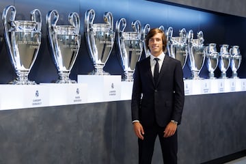 Álvaro Carreras posa con las 15 Copas de Europa conseguidas por el Real Madrid.