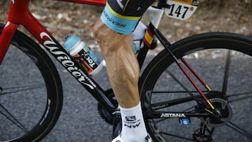 Detalle de la pierna del ciclista del Astana Pro Team Luis León Sánchez, que revela la dureza de la etapa
