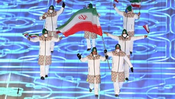 Imagen de los abanderados de Irán durante la ceremonia de inauguración de los Juegos Olímpicos de Invierno de Pekín 2022.