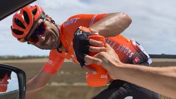 Fran Ventoso recoge un bidón en la etapa 10 del Giro.