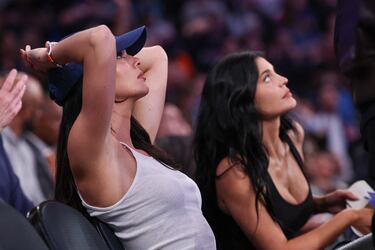Kylie Jenner y Kendall Jenner en las gradas del Madison Square Garden para presenciar el cuarto partido de la eliminatoria de Playoffs entre los Boston Celtics y los New York Knicks.
