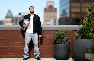 El campeón del US Open 2025, Carlos Alcaraz, en el techo del Lotte New York Palace Hotel con el trofeo individual masculino luego de su victoria sobre Jannik Sinner.