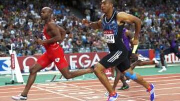 El jamaicano Asafa Powell precede al francés Jimmy Vicaut en los 100 metros de la Diamond League de París.