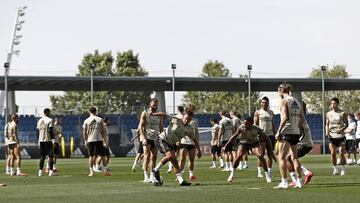 Los jugadores del Madrid, durante un entrenamiento en Valdebebas.