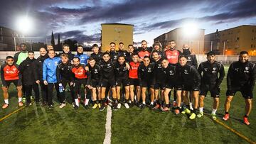 La plantilla del Linares, con el staff técnico incluido, posa para AS ayer por la tarde en Linarejos antes del entrenamiento.