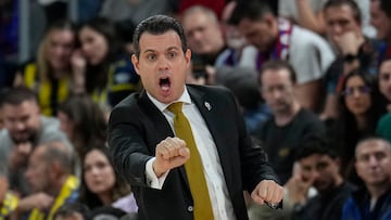 El técnico griego del Fenerbahce, Dimitris Itoudis, durante el encuentro correspondiente a la fase regular de la Euroliga que disputan hoy viernes frente al Barcça en el Palau Blaugrana, en Barcelona.