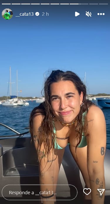 Jenni y Alexia lucen sus calcomanías: “No hay verano sin beso”