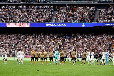 Impresionante despedida de la afición a Luka Modric durante su último cambio en el Bernabéu. En la foto, el histórico pasillo de todos los jugadores sobre el terreno de juego despidiendo a Modric. 