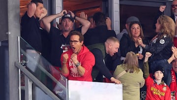 Los actores y propietarios del Wrexham, Rob McElhenney y Ryan Reynolds, celebran el tercer gol de Sam Smith, del Wrexham.