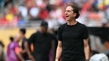 Flamengo's Brazilian head coach Filipe Luis reacts during the FIFA Club World Cup 2025 round of 16 football match between Brazil's Flamengo and Germany's Bayern Munich at the Hard Rock Stadium in Miami on June 29, 2025. (Photo by PATRICIA DE MELO MOREIRA / AFP)