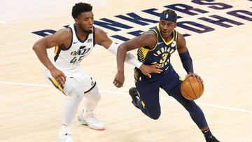 Donovan Mitchell defiende a Aaron Holiday, durante el partido de la NBA que ha enfrentado a Indiana Pacers y Utah Jazz.