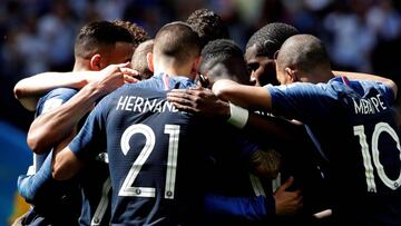 MUN06-71. KAZÁN (RUSIA), 16/06/2018.- Los jugadores de Francia celebran el penalti transformado por su compañero Antoine Griezmann, durante el partido Francia-Australia, del Grupo C del Mundial de Fútbol de Rusia 2018, en el Kaz&aacut