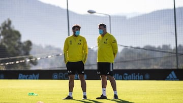 Óscar García conversa con su ayudante Rubén Martínez durante un entrenamiento en A Madroa.