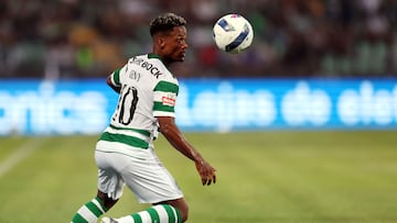 Sporting Lisbon's Mozambican forward #10 Geny Catamo stares at the ball during the Portuguese League football match between Casa Pia AC and Sporting CP at Municipal Stadium in Rio Maior on August 8, 2025. (Photo by PATRICIA DE MELO MOREIRA / AFP)