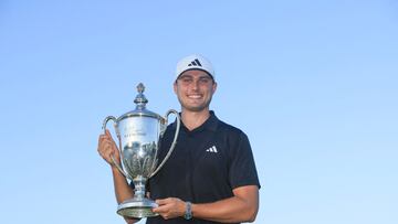 El golfista sueco Ludvig Aberg posa con el trofeo del RSM Classic.