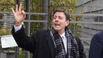 DE CHANZAS CON LAS CÁMARAS. Eufemiano Fuentes repitió el mismo gesto del miércoles a fotógrafos y televisiones.