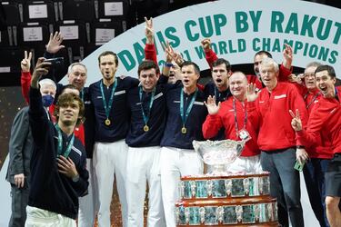 La guinda al curso 2021 la puso la Federación Rusa de tenis tanto en la Billie Jean King Cup como en la Copa Davis, demostrando que en lo referente a competición por equipos no tienen rival en la actualidad. En Praga, las chicas derrotaron en la final a Suiza para ganar su quinto

título mundial, mientras que, en Madrid, el combinado masculino (un dream team formado por Medvedev, Rublev, Khachanov y Karatsev) hizo los deberes frente a Croacia para sellar su tercera Ensaladera.