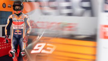 Marc Márquez en el box del Repsol Honda.
