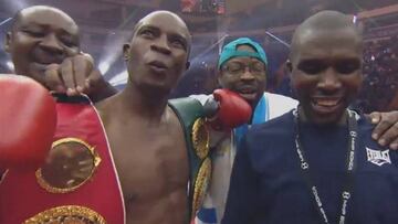 Julius Indongo posa con sus cinturones tras el combate.