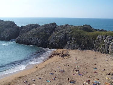 En ella encontrarás una sensación de libertad y tranquilidad absolutas. Está rodeada de un auténtico paisaje natural y es una de las preferidas por los bañistas nudistas. En ella también podrás disfrutar de momentos con tu mascota. El viento nunca será un problema en esta ubicación, ya que se sitúa entre dos paredes de roca.