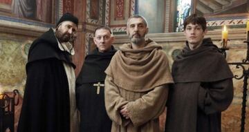 La principal cadena de RTVE ofrece hoy una oferta bastante suculenta al emitir dos capítulos de la adaptación televisiva de la aclamada obra del escritor Umberto Eco, protagonizada por John Turturro, Rupert Everett, Damian Hardung y Michael Emerson. La serie trata sobre una abadía del norte de Italia que esconde un terrible secreto.