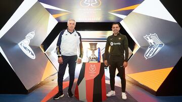 Carlo Ancelotti y Xavi Hernández, entrenadores del Real Madrid y el Barcelona, posan con el trofeo de la Supercopa de España.