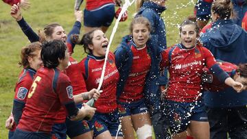 Las jugadoras de la selección española femenina de rugby celebran su pase al Mundial de Irlanda de 2017.