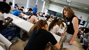 Estudiantes realizan las pruebas de acceso de la EvAU 2023, en el Aulario Norte del Campus de Espinardo, en Universidad de Murcia, a 5 de junio de 2023, en Murcia, Región de Murcia (España). Un total de 7.601 estudiantes de toda la comunidad autónoma de Murcia se presentan hoy para la fase general de la Evaluación de Acceso a la Universidad (EvAU) 2023. A este dato hay que sumarle otras 1.082 personas que se han inscrito para realizar los exámenes de la fase voluntaria con el objetivo de subir su nota de años anteriores o porque proceden de ciclos formativos de grado superior, según han informado fuentes de la institución docente. Las pruebas se celebran desde hoy hasta el 7 de junio en las doce sedes habilitadas. La principal novedad de la EBAU de este año en la región es que el alumnado con necesidades educativas especiales que requiera de un examen adaptado podrá realizar las pruebas en su sede de referencia, sin necesidad de desplazarse a una sede central, como ocurría hasta ahora.
05 JUNIO 2023;MURCIA;ACCESO UNIVERSIDAD REGION DE MURCIA;EVAU
Edu Botella / Europa Press
05/06/2023