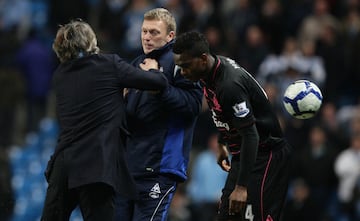 En 2010, Manchester City y Everton se midieron en un duelo que se calentó en las áreas técnicas. Con el resultado en contra para los ‘citizens’, Moyes retuvo un balón que salió por la línea de banda para ganar tiempo. Este gesto no le gustó a Mancini y se fue directo hacia él para que devolviese el balón al terreno de juego. Tras el lamentable encontronazo, los dos entrenadores fueron expulsados.
