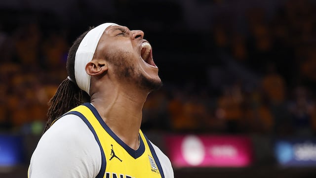 Myles Turner grita durante un momento de las Finales de 2025 entre Thunder y Pacers.