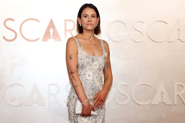 Sosie Bacon posa en la alfombra roja del Dolby Theatre.