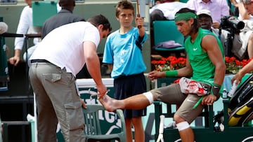 Spain's Rafael Nadal receives medical care during his match against Finland's Jarkko Nieminen at the French Open tennis tournament at Roland Garros in Paris May 30, 2008. REUTERS/Regis Duvignau (FRANCE)
AMPOLLAS LESION
PUBLICADA 31/05/08 NA MA35 3COL