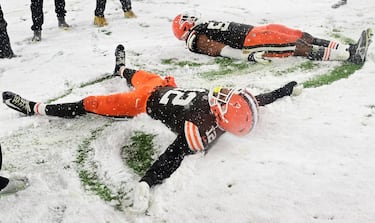Los jugadores de los Cleveland Browns hacen figuras de ángeles sobre la nive tras ganar su partido a los Pittsburgh Steelers.