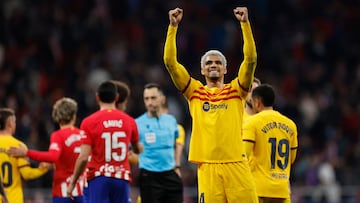 Barcelona's Uruguayan defender #04 Ronald Araujo celebrates his team's victory after the Spanish league football match between Club Atletico de Madrid and FC Barcelona at the Metropolitano stadium in Madrid on March 17, 2024. (Photo by OSCAR DEL POZO / AFP)