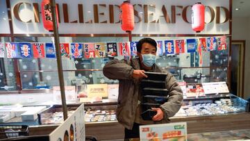 A staff member stocks up seafood products at a supermarket, following an outbreak of the coronavirus disease (COVID-19) in Beijing, China November 11, 2020. Picture taken November 11, 2020. REUTERS/Thomas Peter