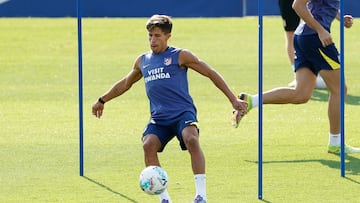 MAJADAHONDA (C. DE MADRID), 22/08/2025.- El delantero argentino del Atlético de Madrid Giuliano Simeone durante el entrenamiento realizado este viernes en las instalaciones de la Ciudad Deportiva del equipo en Majadahonda. El conjunto rojiblanco se enfrenta mañana sábado al Elche en la segunda jornada de LaLiga. EFE/Chema Moya