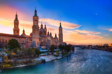 En la foto, vista desde el río Ebro de la Catedral-Basílica de Nuestra Señora del Pilar de Zaragoza. 