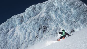 Aymar Navarro esquiando ante un muro de hielo en un volcán en activo de Chile para el proyecto que anualmente celebran los Andes. Foto de Txema Trull tirada con OLYMPUS DIGITAL CAMERA.