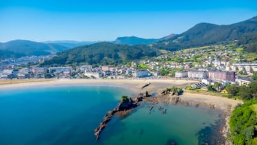 Esta playa urbana de más de 1500 metros se encuentra en la ría de Viveiro, lo que hace que no tenga mucho oleaje. De arena blanca cuenta con duchas, baños y lavapiés y el paseo marítimo cerca.