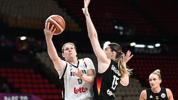 Kyara Linskens, pívot de Bélgica, lanza ante la alemana Luisa Geiselsoder en los cuartos del Eurobasket 2025.