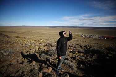 Federico Virgolini observa un eclipse solar anular en las Horquetas, Santa Cruz, Argentina.