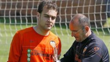 El jugador del Valencia Renan Brito aseguró hoy, en la rueda de prensa anterior al entrenamiento vespertino del equipo en la Ciudad Deportiva de Paterna, que la decisión de volver a una convocatoria tras más de dos meses de lesión "depende del entrenador y del cuerpo médico".