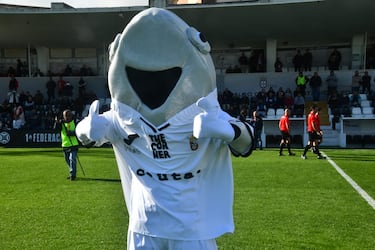 Su nombre y figura nace de que a los aficionados del Ceuta les llaman 'caballas', pescado que reside en el Atlántico y Mediterráneo. 