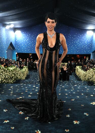 Halle Berry posa en la alfombra roja de la MET Gala 2025.