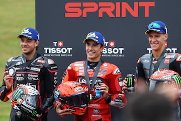Marc Marquez celebra su victoria en el podio junto a Marco Bezzecchi, que fue segundo y Fabio Quartararo, que terminó en la tercera plaza.