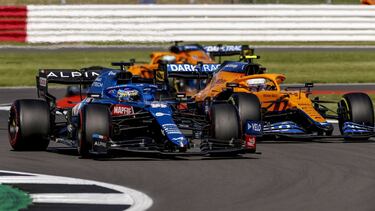 14 ALONSO Fernando (spa), Alpine F1 A521, action 04 NORRIS Lando (gbr), McLaren MCL35M, action during the Sprint Race of Formula 1 Pirelli British Grand Prix 2021, 10th round of the 2021 FIA Formula One World Championship from July 16 to 18, 2021 on the S