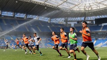 SAN SEBASTIÁN, 10/07/2023.- Los jugadores de la Real Sociedad durante el entrenamiento de pretemporada del Real Sociedad, este lunes en el estadio de Anoeta en San Sebastián. EFE/Javi Colmenero