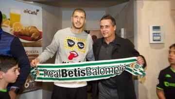 Guido Rodríguez, con Alexis Trujillo a su llegada.