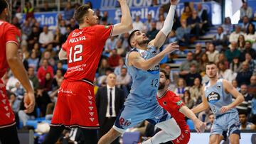 Sergi Quintela penetra en el Breogán-Granada de esta temporada.
