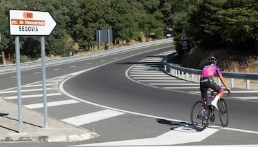 Dentro de esos más de 8 km hasta llegar al pie de la Bola, hay carteles que van indicando la altitud que se va alcanzando: 1.700, 1.800, 1.900… “La parte más dura es la de El Ventorrillo, aunque habitualmente el viento suele pegar a favor”, dice Carlos que, al bajar del puerto, coge agua en la clásica Fuentes de los Geólogos.